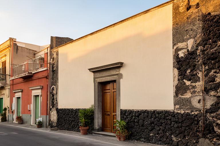 Facciata della bottega di falegnameria in una strada di San Giovanni la Punta