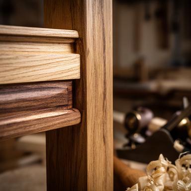 Dettaglio di mobili in legno lavorati a mano nella bottega
